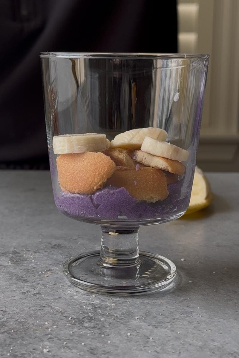 add sliced bananas over vanilla cookie layer.