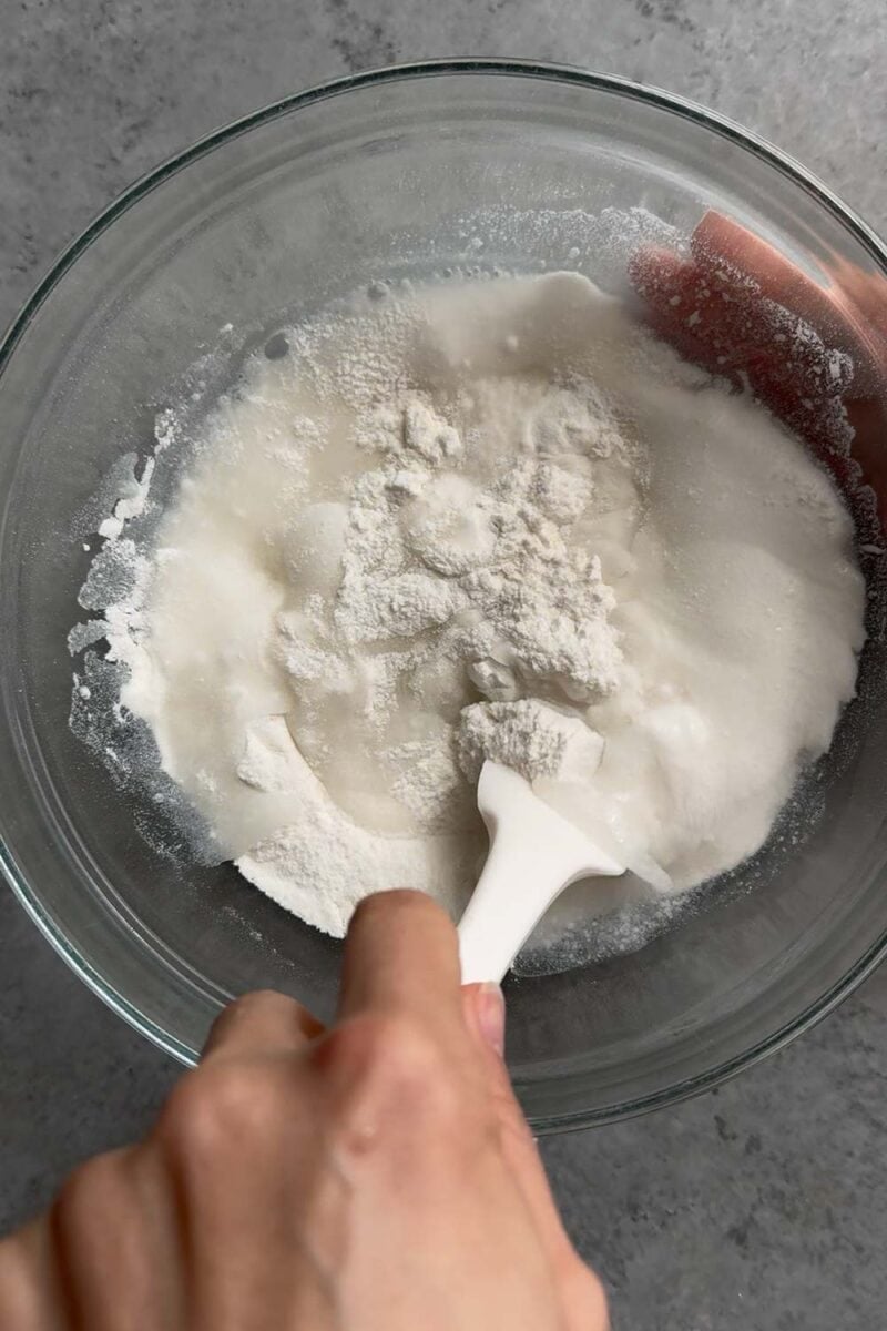pour water into rice flour and mix.